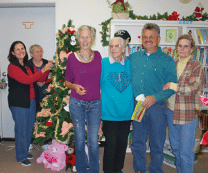 Some of those who helped decorate the Port O’Connor Library: (L to R) Susan Rabon, Joyce Jordan, Susan Onishi, Grace Stone, Wes & Lyn Sutherland