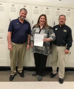 Port O’Connor Elementary received a check for $500 from the Exxon Mobil Educational Alliance Program (Speedy Stop 84, Port O’Connor).  This donation was given to help fund Math and Science activities. Thank You, Exxon Mobil and Speedy Stop for supporting our students! Paul Staff and John Hribek of Speedy Stop present Principal, Kelly Wehmeyer with the donation. 