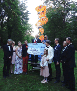 Photo from left to right: Alexander Martini President RC Erlangen; Pia und Kathrin Sigismund donors; Artist Dieter Erhard; Guatemala Projects RC ER Schloss; Past President RC ER Schloss Andreas Magerl; Embassador of Guatemala José Franzisco Cali Tzay; Stephan Roscher President RC ER Schloss; Thomas Pickel President RC HÖS; Walter Knorr treasurer RC HÖS; Johannes Hofmann President RC ER Ohm 